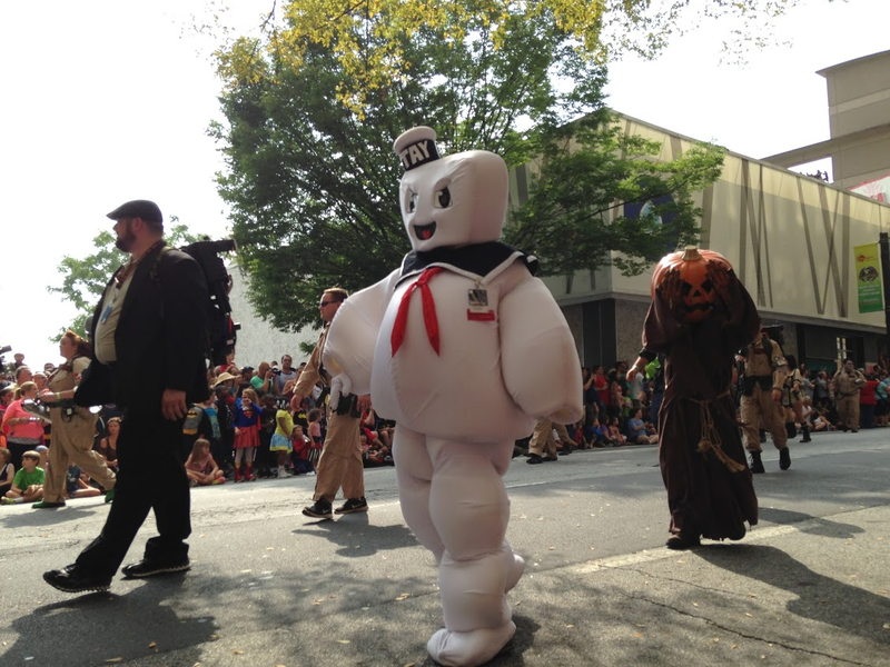 Illustration for article titled Vehicles Of The 2013 DragonCon Parade - Photo Dump